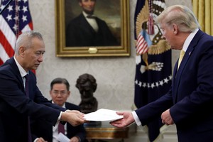 Phó Thủ tướng Quốc vụ viện Trung Quốc Lưu Hạc và Tổng thống Mỹ Donald Trump tại Nhà Trắng ngày 11/10. Ảnh: Getty Images.