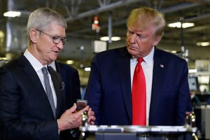 Tổng thống Mỹ Donald Trump đi thăm nhà máy sản xuất của Apple tại Austin với CEO Tim Cook ngày 20/11. Ảnh: AP.