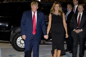 Tổng thống Mỹ Donald Trump và vợ đến Palm Beach, Florida để nghỉ lễ Giáng sinh hôm 24/12. Ảnh: AP.