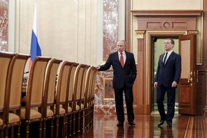 Tổng thống Nga Vladimir Putin và Thủ tướng Nga Dmitry Medvedev. Ảnh: TASS