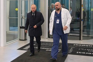 Tổng thống Nga Vladimir Putin và bác sỹ Denis Protsenko gặp gỡ ngày 24/3. Ảnh: TASS.