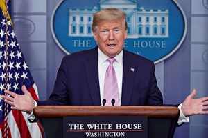 Tổng thống Mỹ Donald Trump họp báo tại Nhà Trắng hôm 4/4. Ảnh: Reuters.