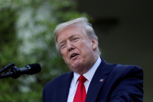 Tổng thống Mỹ Donald Trump phát biểu tại cuộc họp báo ở Vườn Hồng, Nhà Trắng ngày 27/4. ẢNh: Reuters.