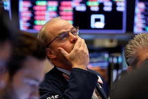 Giới đầu tư đánh mất niềm tin, chứng khoán tiếp tục tụt dốc