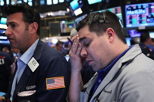 Tâm lý tiêu cực đè nặng, giới đầu tư hối hả bán tháo 