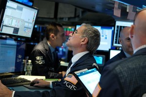 Giới đầu tư thận trọng khi nhận thông tin tốt xấu đan xen