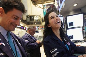 Kết thúc năm 2020 rực rỡ, giới đầu tư tiếp tục gom hàng cho năm mới