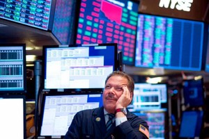 Áp lực đè nặng, giới đầu tư ồ ạt thoát hàng