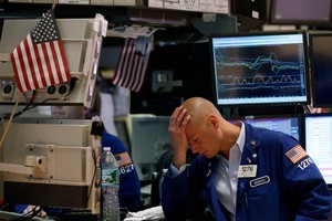 Lo lắng chồng chất, giới đầu tư tháo chạy