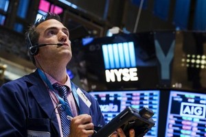 Thị trường bất ổn, giới đầu tư thoát hàng ngay trước thềm sự kiện quan trọng