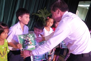 VPBank: trao tặng 17.000 cặp sách và 1.000 suất học bổng cho trẻ em