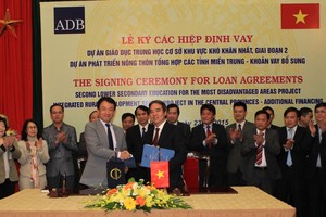 Thống đốc Nguyễn Văn Bình và ông Tomoyuki Kimura, Giám đốc Quốc gia ADB tại Việt Nam ký kết các hiệp định vay vốn