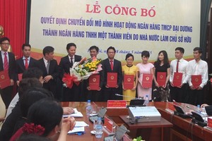 Ông Đỗ Thanh Sơn (cầm hoa), Chủ tịch và các lãnh đạo mới của Ngân hàng TNHH một thành viên Đại Dương trong Lễ công bố ra mắt Ngân hàng