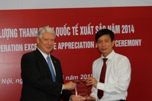 Ông Phạm Đức Tuấn – Trưởng Ban Định chế tài chính đại diện Agribank nhận giải Chất lượng Thanh toán xuất sắc năm 2014 từ ngân hàng Wells Fargo (Mỹ)