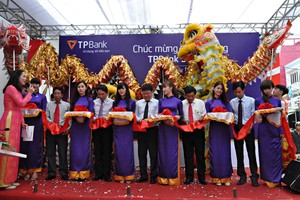 Ông Nguyễn Hưng, Tổng giám đốc TPBank cùng các đại diện cơ quan quản lý nhà nước tỉnh, thành phố Đắk Lắk tham gia cắt băng khai trương

