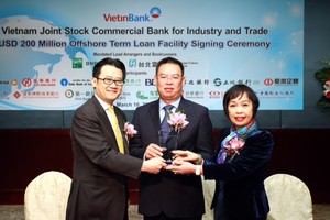 Đại diện VietinBank, BNP Paribas và Taipei Fubon Commerical Bank trao kỷ niệm chương của Lễ ký kết
