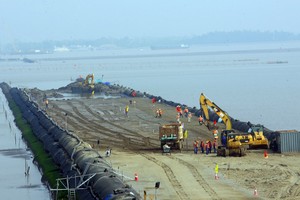 Các nhà thầu đang thi công đường ô tô Tân Vũ - Lạch Huyện (ảnh: Internet)