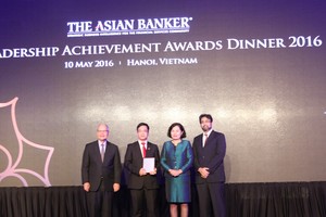 Đại diện Agribank nhận giải thưởng