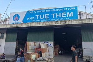 Cửa hàng bán gạch Tuệ Thêm tại đường Chùa Thông, thị xã Sơn Tây, Hà Nội 