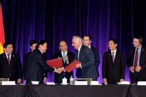 Ông Nguyễn Lân Hùng,  Phó Chủ tịch Hiệp hội Mắc ca Việt Nam và ông Jolyon Burnett, Tổng giám đốc Hiệp hội Mắc ca Úc trao đổi biên bản thỏa thuận với sự chứng kiến của Thủ tướng Nguyễn Xuân Phúc, lãnh đạo cấp cao Chính phủ Úc và đại diện các ban ngành hai nước 