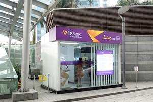 Nhiều ngân hàng áp dụng chính sách miễn phí khi khách hàng thực hiện các giao dịch trên kênh số