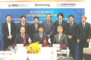 Ông Nguyễn Đình Thắng, Chủ tịch HĐQT LienVietPostBank,  ông Hiromitsu Kuwahara, Tổng giám đốc Doreming, ông Isao Kohiyama, Tổng giám đốc MKI (hàng ngồi từ trái qua phải) tại lễ ký kết.