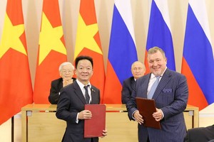  Tổng Bí thư Nguyễn Phú Trọng và Tổng thống Liên bang Nga Vladimir Putin chứng kiến lễ trao biên bản ghi nhớ hợp tác đầu tư giữa ông Đỗ Quang Hiển - Chủ tịch HĐQT SHB và ông Nikolay Kosov - Chủ tịch HĐQT IIB.