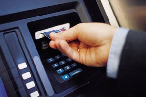 Chủ thẻ phụ từ dưới 15 tuổi có được sử dụng thẻ để rút tiền mặt?