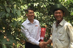 Cán bộ Agribank giới thiệu sản phẩm dịch vụ đến khách hàng