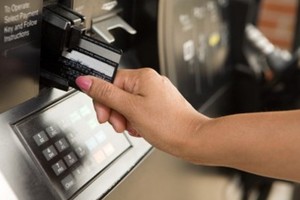 Quy định về phí thẻ ngân hàng và thẻ ghi nợ nội địa