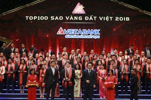 Ông Nguyễn Văn Hảo, Tổng Giám đốc VietABank nhận giải thưởng.