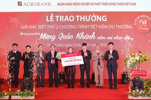 Khách hàng trúng giải chụp ảnh lưu niệm cùng Ban lãnh đạo Agribank