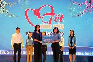 Phó tổng giám đốc Agribank Nguyễn Thị Phượng trao tặng 4.000 vé xe 
cho công nhân lao động có hoàn cảnh khó khăn làm việc tại các khu công nghiệp và các nhà máy lớn tại Bình Dương và TP.HCM