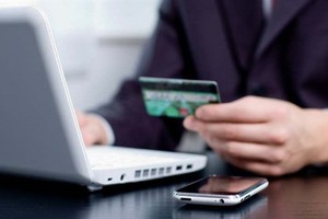 Phí sử dụng dịch vụ ngân hàng điện tử do ai quy định?