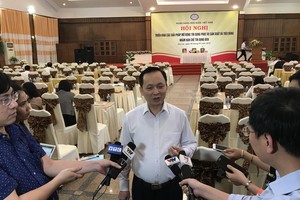 Phó Thống đốc Đào Minh Tú trả lời phỏng vấn báo chí bên lề Hội nghị