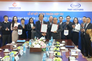 Ông Nguyễn Đình Thắng, Chủ tịch HĐQT LienVietPostBank và ông Bùi Văn Hữu, Chủ tịch HĐQT kiêm Tổng giám đốc TMT tại buổi ký kết.