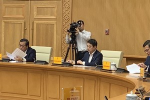 Từ trái qua phải: Phó Thống đốc NHNN  Nguyễn Kim Anh và Chủ tịch HĐQT Vietcombank Nghiêm Xuân Thành tại Hội nghị Sơ kết 03 tháng vận hành Cổng Dịch vụ công quốc gia ngày 13/3.