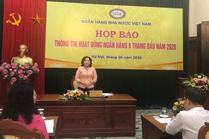 Bà Nguyễn Thị Hồng, Phó Thống đốc Ngân hàng Nhà nước (NHNN) Việt Nam trao đổi tại Họp báo.
