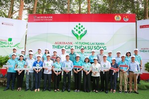 Các đại biểu tham dự Lễ phát động chương trình trồng cây xanh tại Tuyên Quang