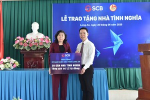Ông Đinh Văn Thành, Chủ tịch HĐQT SCB trao biểu trưng tài trợ.