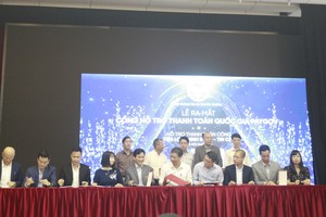 Đại diện Ví MoMo và các trung gian thanh toán khác đang thực hiện nghi lễ ký kết thoả thuận hợp tác