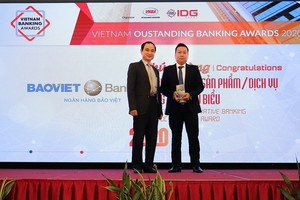 Ông Hồ Xuân Tùng – Giám đốc Chi nhánh TP.HCM, kiêm Trưởng Văn phòng đại diện TP.HCM đại diện BAOVIET Bank nhận giải 