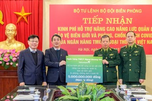 Ông Nghiêm Xuân Thành - Bí thư Đảng ủy, Chủ tịch HĐQT Vietcombank (thứ 2 bên trái) và ông Đào Minh Tuấn, Phó tổng giám đốc, Chủ tịch Công đoàn Vietcombank (ngoài cùng bên trái) trao biển tượng trưng số tiền 5 tỷ đồng Vietcombank ủng hộ cho đại diện Bộ Tư lệnh Bộ đội biên phòng: Thiếu tướng Nguyễn Đức Mạnh, Phó Tư lệnh Bộ đội biên phòng (thứ 2 bên phải) và Thiếu tướng Nguyễn Anh Tuấn, Chủ nhiệm Chính trị Bộ đội biên phòng