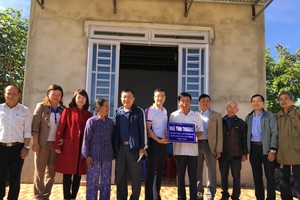 Đại diện Đoàn Thanh niên SCB trao 3 căn nhà tình thương tại Lâm Đồng