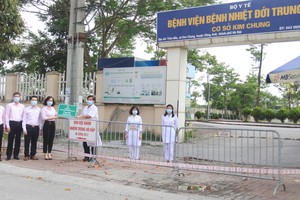 Để đảm bảo an toàn phòng chống dịch bệnh, Ngân hàng Chính sách xã hội trao quà cho đại diện Bệnh viện Nhiệt đới Trung ương (cơ sở 2 xã Kim Chung, huyện Đông Anh) bên ngoài trụ sở