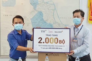 TH trao tặng 2000 bộ test nhanh covid-19 tới Sở Y tế tỉnh An Giang.