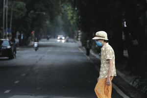 Phố Bà Triệu vắng vẻ trong ngày thực hiện giãn cách theo Chỉ thị 16. Ảnh Phạm Ngọc Thành; Báo cáo Điểm lại của Ngân hàng Thế giới.