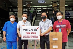 Đại diện VietCredit trao tặng máy cho đại diện Bệnh viện ĐHYD TP.HCM