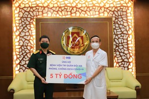 Đại tá Trần Minh Đạt, Phó tổng giám đốc MB (bên trái) đại diện trao tặng 5 tỷ đồng đến Bệnh viện Trung ương Quân đội 108 