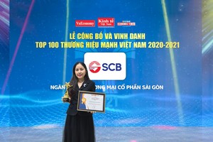 Đại diện SCB nhận giải thưởng trực tuyến